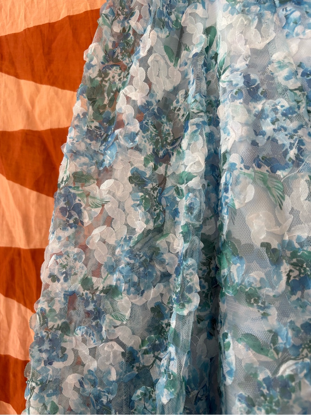 Tuckernuck Water's Edge Hydrangea Organza Palmerston Dress XXL - Picture 4 of 10